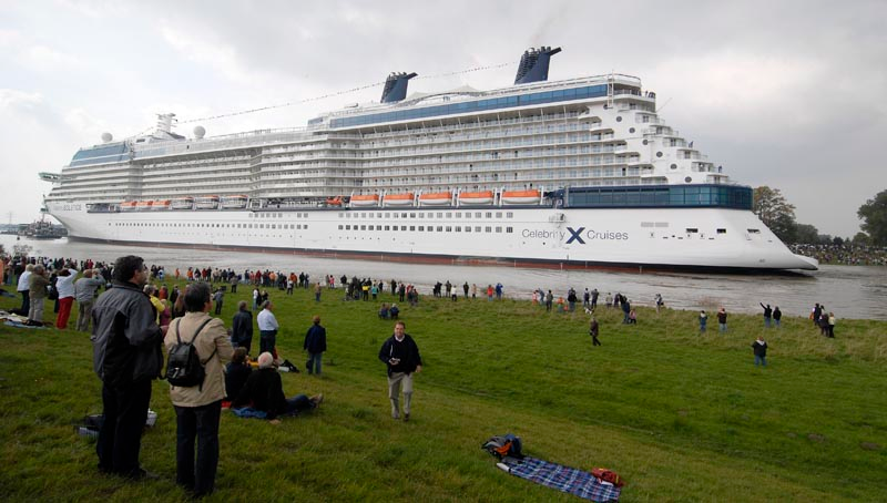 Illustration for article titled World's Largest Cruise Ship Probably Leaves Tsunamis in Its Wake